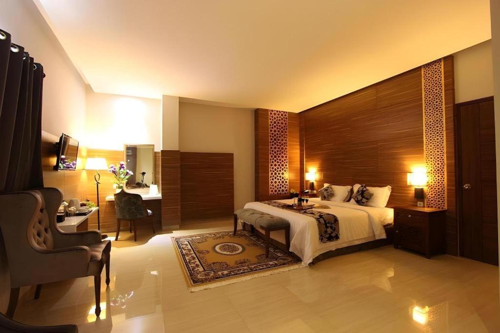 Grand Amira Hotel Solo, Azana Hotels Collection Экстерьер фото